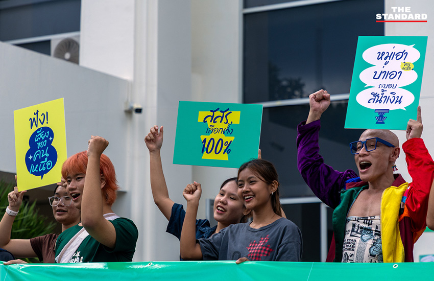 กลุ่มประชาชนถือป้ายข้อความ ‘ไม่เอาอำนาจ สว.’ และ ‘สสร. เลือกตั้ง 100%’ ในกิจกรรมที่เชียงใหม่ 7