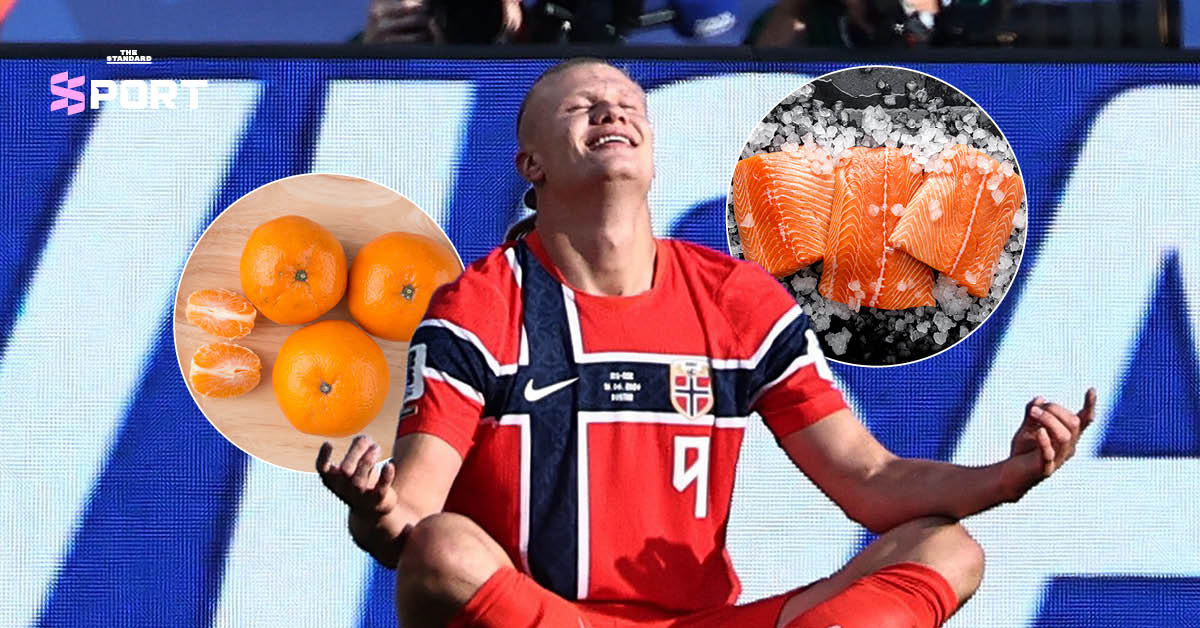 นักฟุตบอลทีมชาตินอร์เวย์ยืนอยู่ตรงกลาง โดยมีภาพส้มและแซลมอนลอยอยู่ข้างไหล่