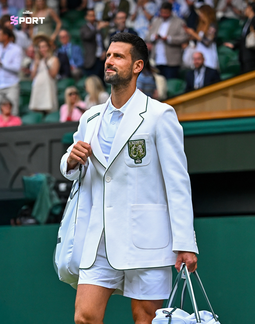 โนวัค ยอโควิช ในชุดแจ็กเกต Lacoste ดีไซน์พิเศษบนสนามวิมเบิลดัน 1