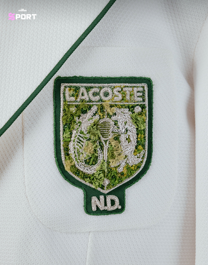 โนวัค ยอโควิช ในชุดแจ็กเกต Lacoste ดีไซน์พิเศษบนสนามวิมเบิลดัน 2