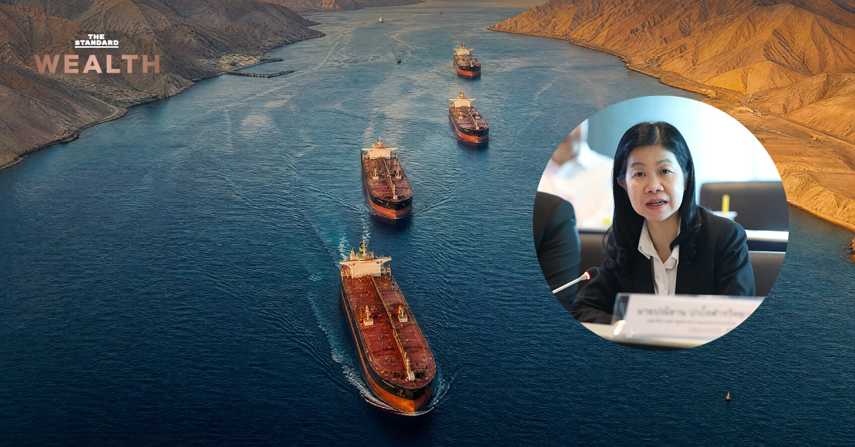 ภาพมุมสูงเรือบรรทุกน้ำมันขนาดใหญ่กำลังแล่นอยู่ในช่องแคบฮอร์มุซ