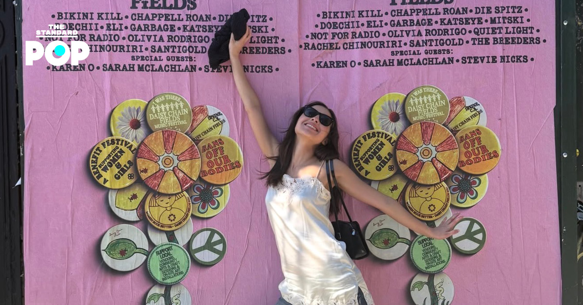 Olivia Rodrigo กำลังแสดงดนตรีบนเวที