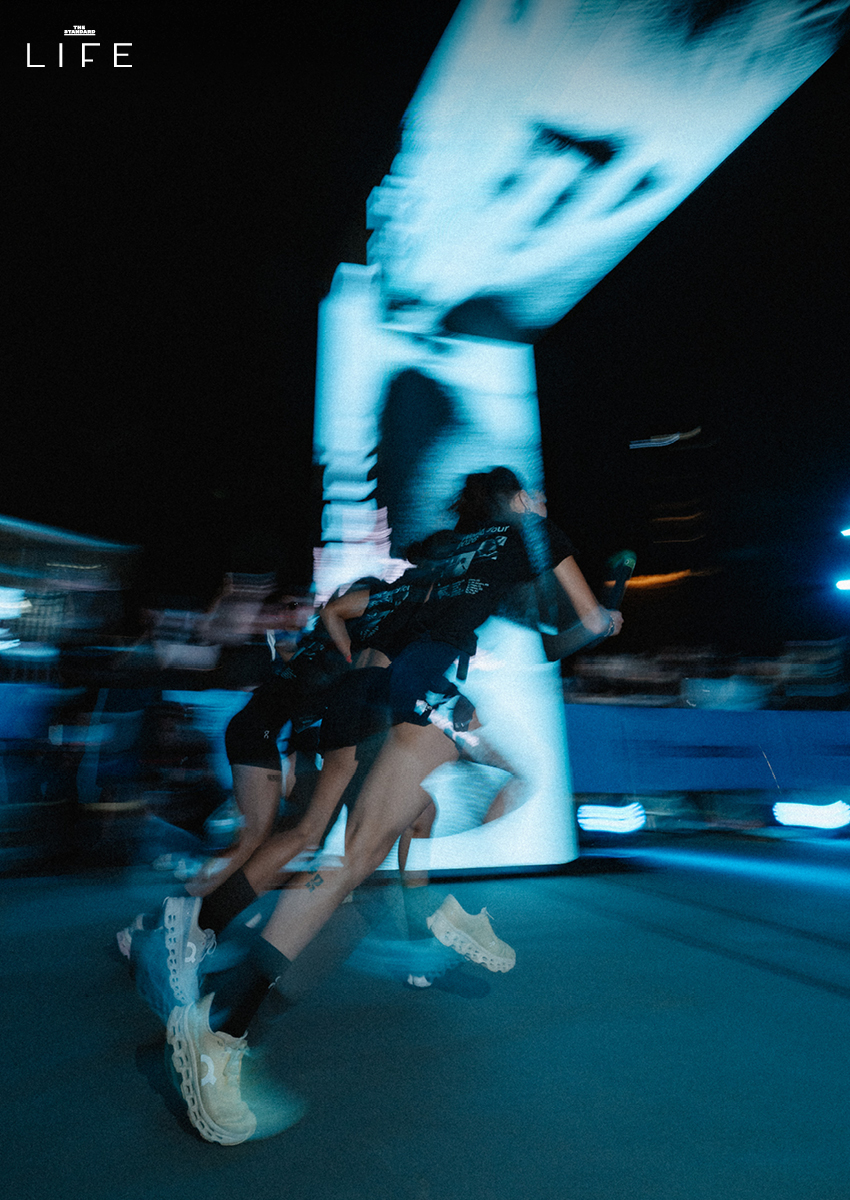 นักวิ่งกำลังแข่งขันในงาน On Squad Race บนทางลาดชันภายในอาคารจอดรถ 5