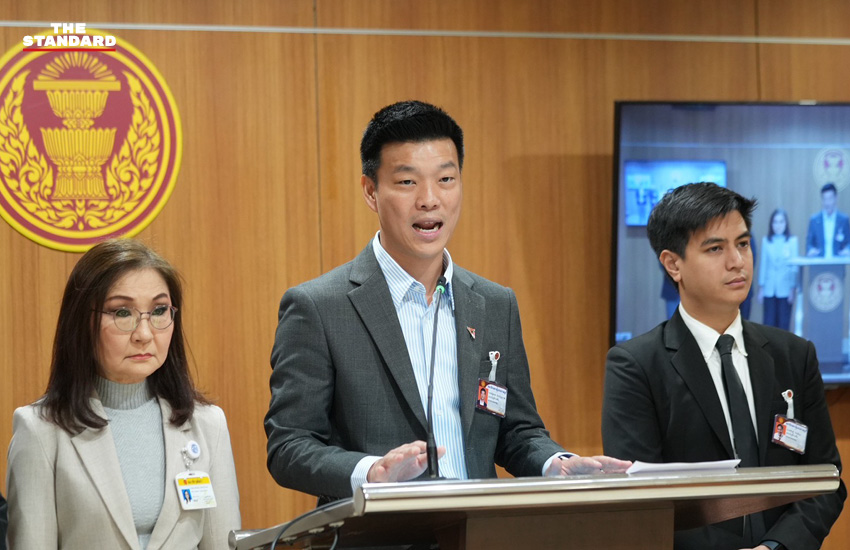 ณัฐพงษ์ เรืองปัญญาวุฒิ สาทิตย์ วงศ์หนองเตย และนันทนา นันทวโรภาส แถลงข่าวที่อาคารรัฐสภา 4