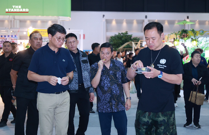 นายกฯ อนุทิน ชาญวีรกูล และภริยา เยี่ยมชมบูธสินค้า OTOP ในงาน OTOP Midyear 2026 3