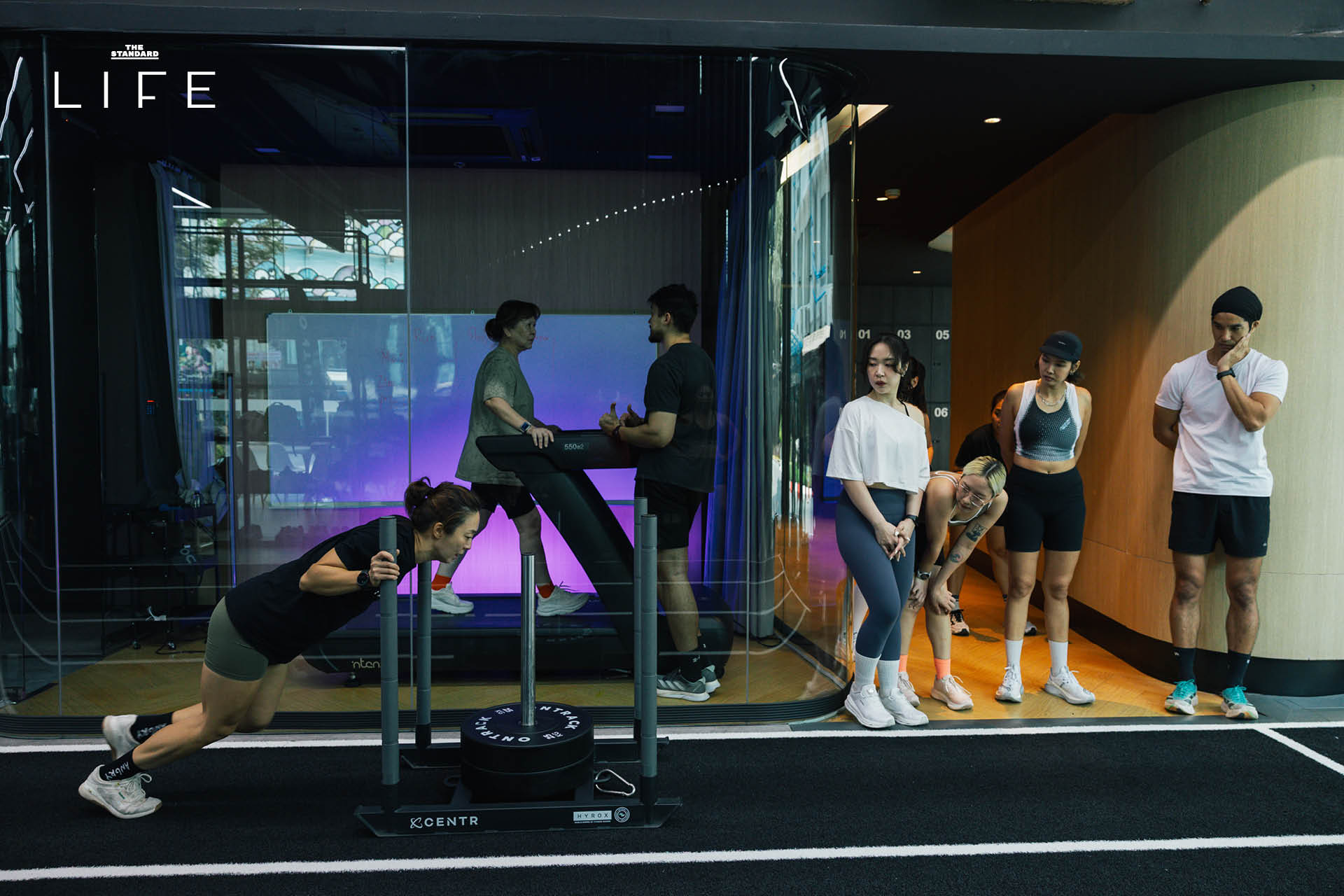 ภาพการฝึก Pacing ด้วยเครื่อง OT Engine ภายในยิม ONTRACK CAMPUS ที่มีดีไซน์ทันสมัย 11
