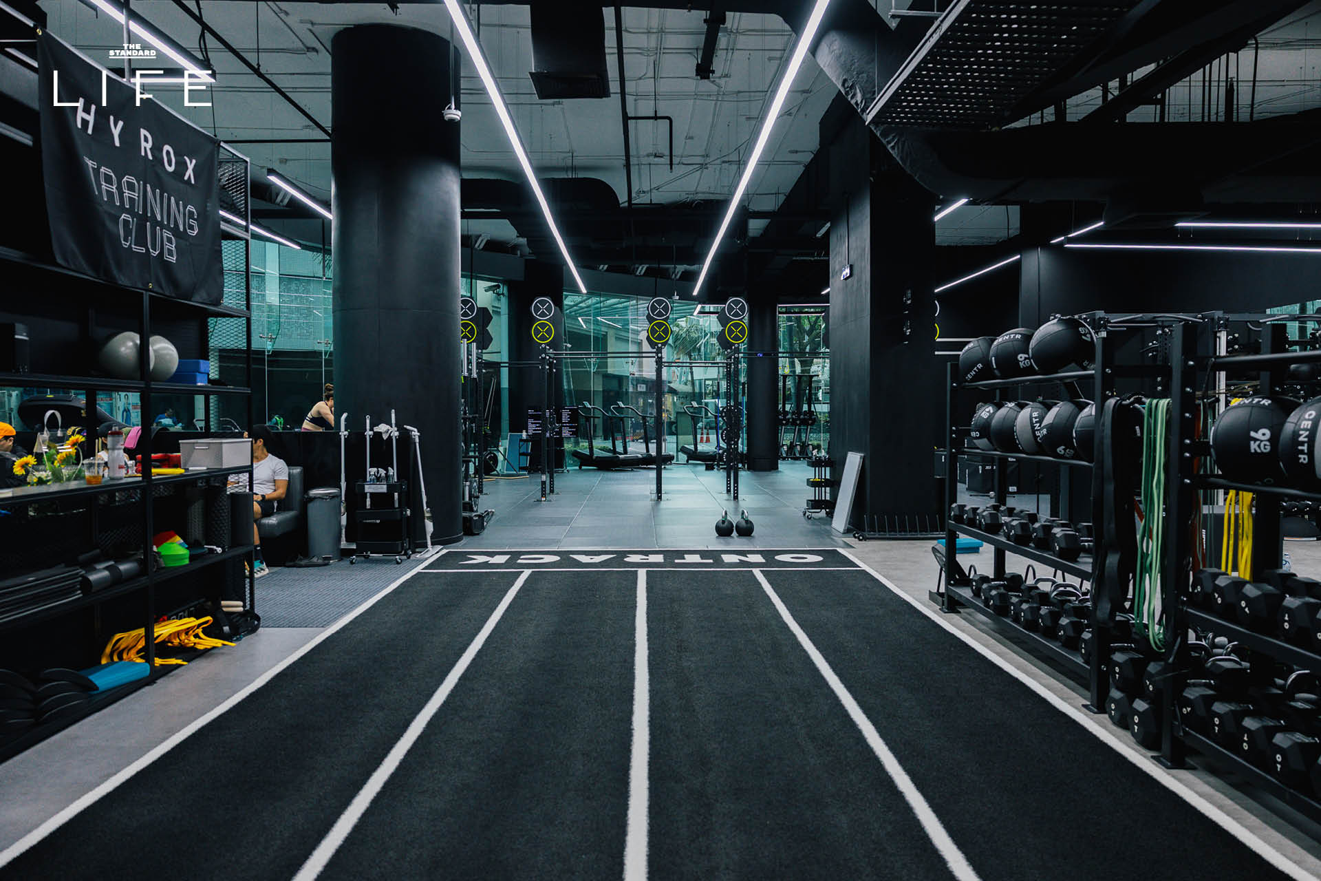 ภาพการฝึก Pacing ด้วยเครื่อง OT Engine ภายในยิม ONTRACK CAMPUS ที่มีดีไซน์ทันสมัย 2