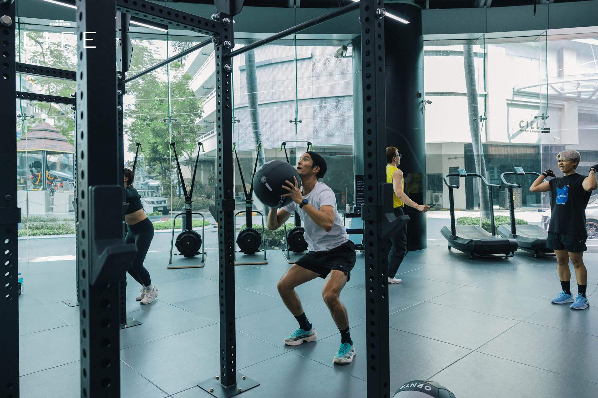 ภาพการฝึก Pacing ด้วยเครื่อง OT Engine ภายในยิม ONTRACK CAMPUS ที่มีดีไซน์ทันสมัย 23