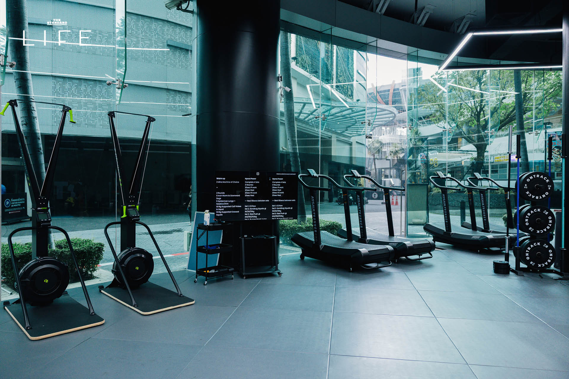 ภาพการฝึก Pacing ด้วยเครื่อง OT Engine ภายในยิม ONTRACK CAMPUS ที่มีดีไซน์ทันสมัย 7