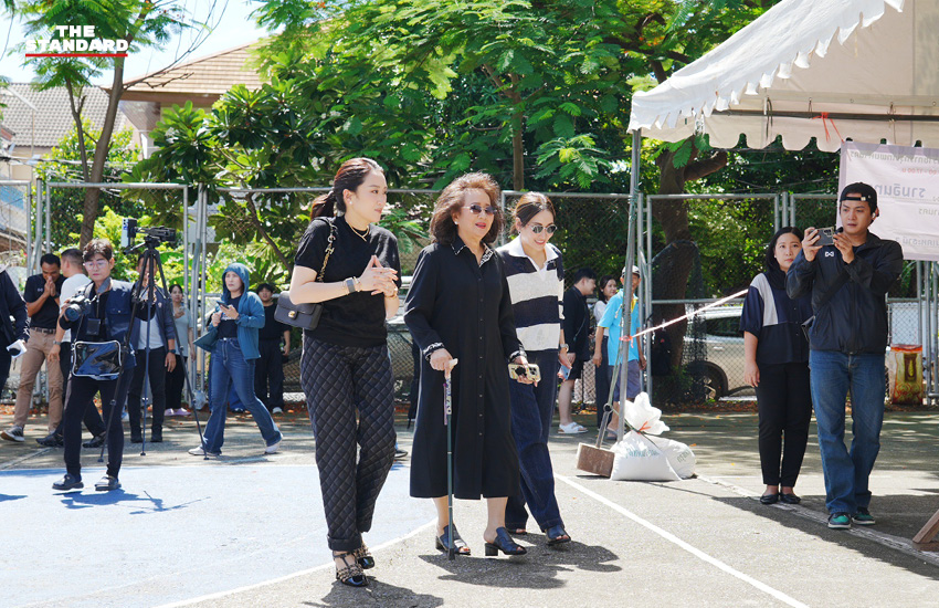 แพทองธาร ชินวัตร พร้อมคุณหญิงพจมานและพินทองทา เดินทางมาใช้สิทธิเลือกตั้งผู้ว่าฯ กทม. และ ส.ก. 1