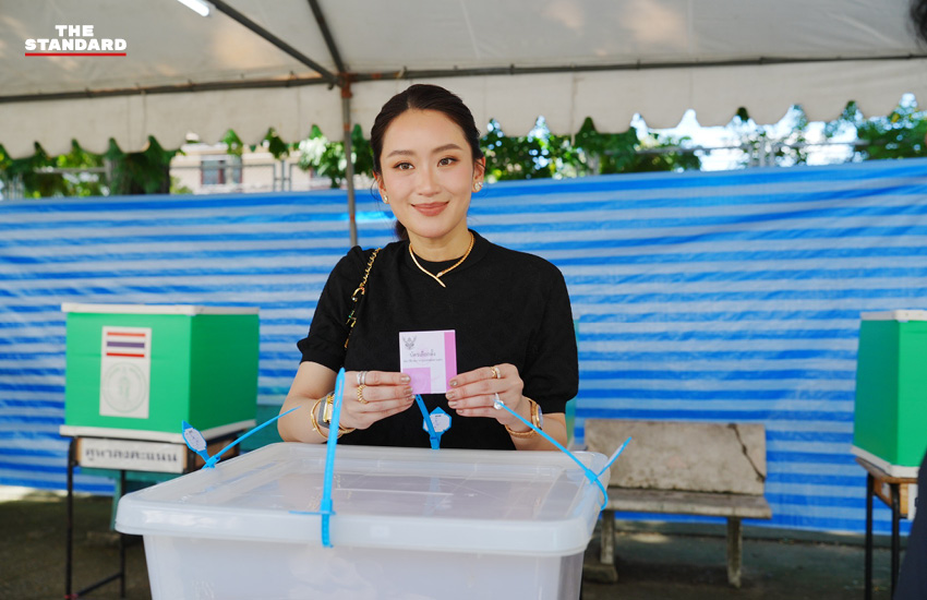 แพทองธาร ชินวัตร พร้อมคุณหญิงพจมานและพินทองทา เดินทางมาใช้สิทธิเลือกตั้งผู้ว่าฯ กทม. และ ส.ก. 4