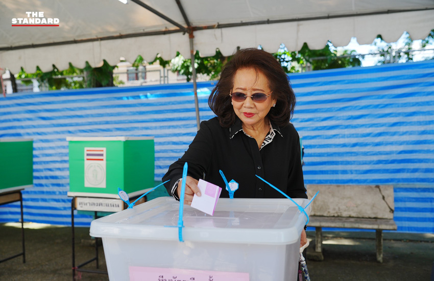 แพทองธาร ชินวัตร พร้อมคุณหญิงพจมานและพินทองทา เดินทางมาใช้สิทธิเลือกตั้งผู้ว่าฯ กทม. และ ส.ก. 6