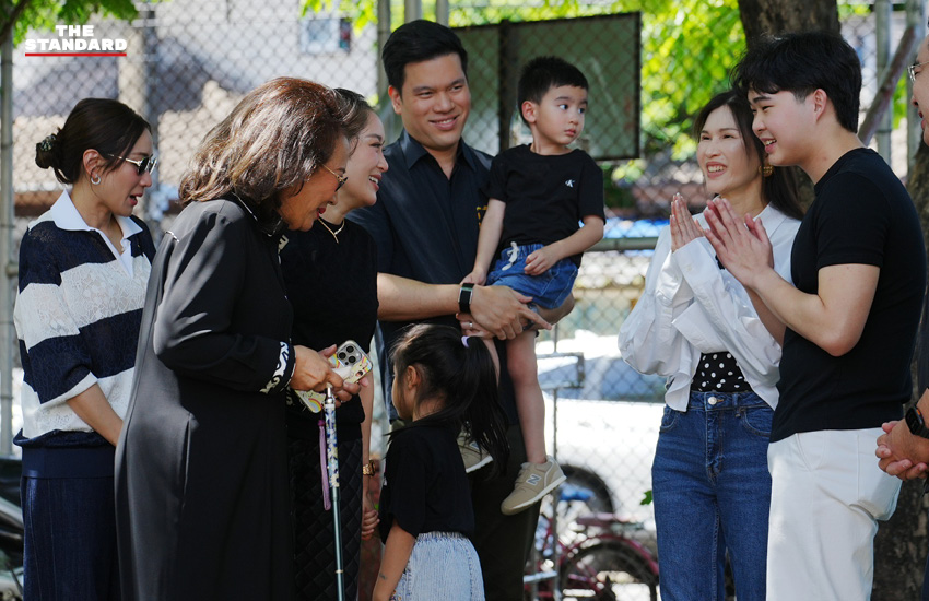 แพทองธาร ชินวัตร พร้อมคุณหญิงพจมานและพินทองทา เดินทางมาใช้สิทธิเลือกตั้งผู้ว่าฯ กทม. และ ส.ก. 7