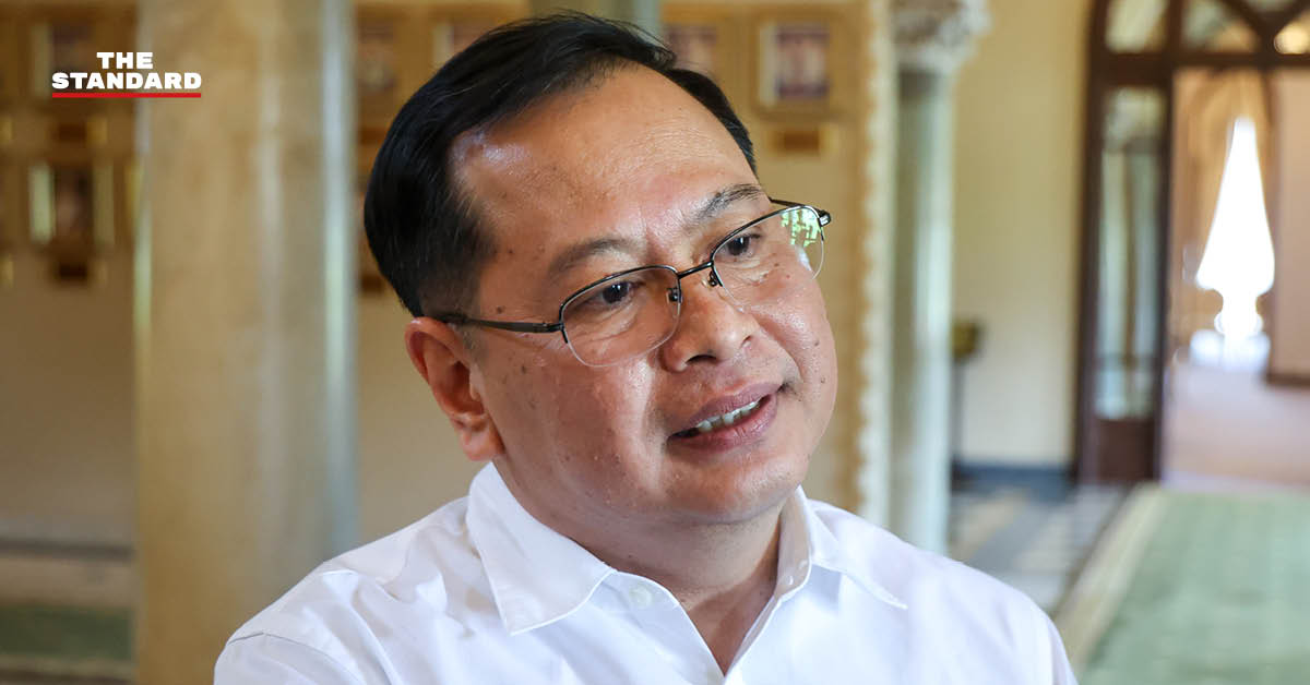 ปกรณ์ นิลประพันธ์ รองนายกรัฐมนตรี ฝ่ายกฎหมาย กำลังประชุมหารือกับคณะกรรมการร่วมภาคเอกชน