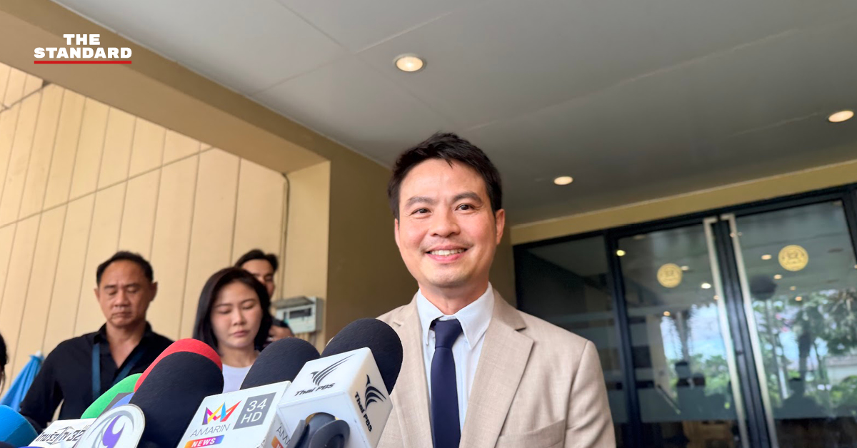 ภราดร ปริศนานันทกุล รัฐมนตรีประจำสำนักนายกรัฐมนตรี ให้สัมภาษณ์สื่อมวลชน