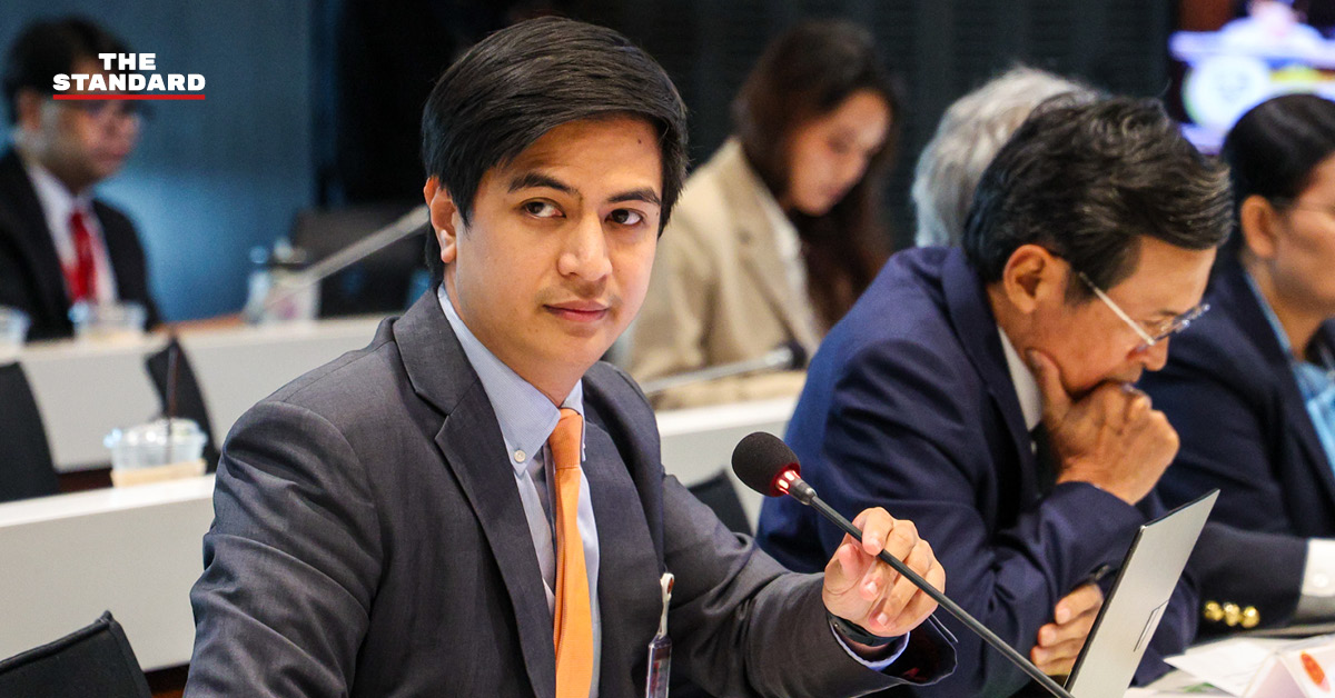 พริษฐ์ วัชรสินธุ รองหัวหน้าพรรคประชาชน กำลังให้สัมภาษณ์สื่อมวลชน