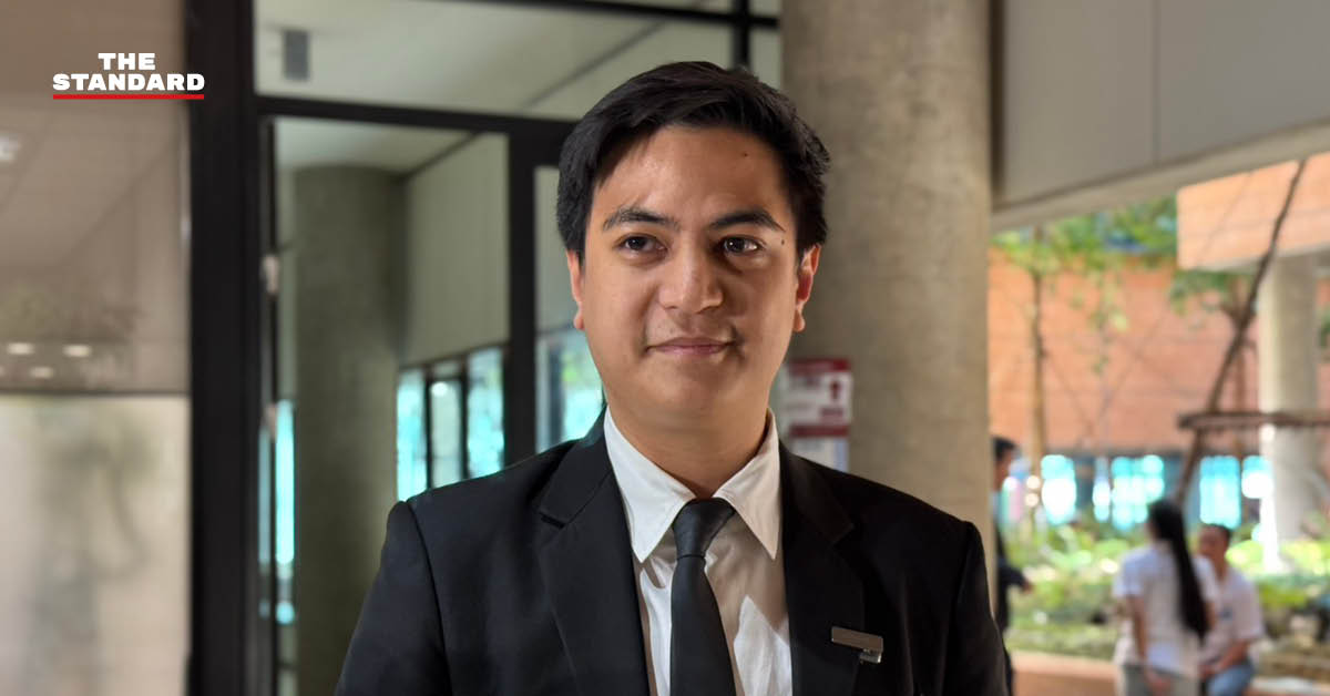 พริษฐ์ วัชรสินธุ กำลังแถลงข่าวประเด็นการเลือก สว.