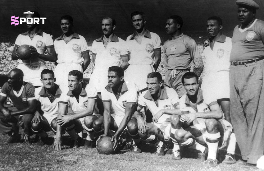 เปเล่ในชุดทีมชาติบราซิลขณะลงสนามในฟุตบอลโลก 1958 2