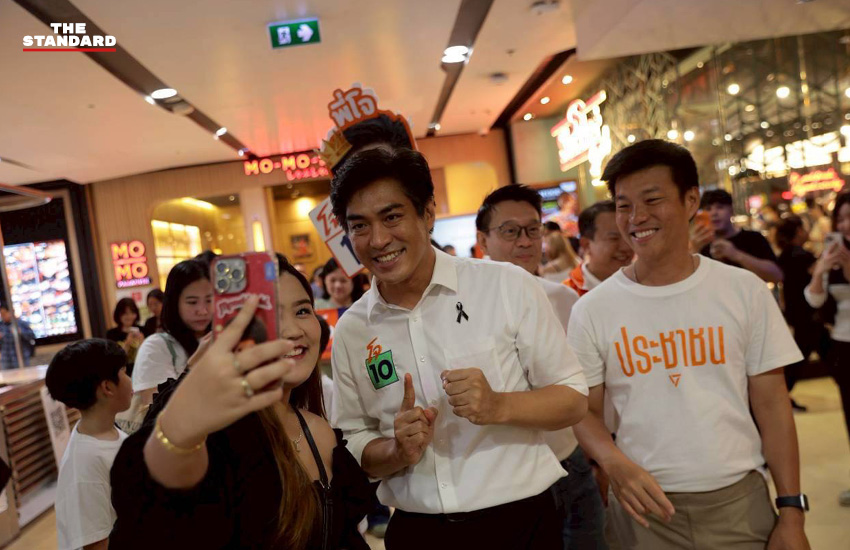 ภาพณัฐพงษ์ เรืองปัญญาวุฒิ และวีระยุทธ กาญจน์ชูฉัตร หาเสียงให้ชัยวัฒน์ สถาวรวิจิตร ผู้สมัครผู้ว่าฯ กทม. และผู้สมัคร ส.ก. พรรคประชาชน 1