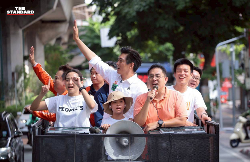 ภาพณัฐพงษ์ เรืองปัญญาวุฒิ และวีระยุทธ กาญจน์ชูฉัตร หาเสียงให้ชัยวัฒน์ สถาวรวิจิตร ผู้สมัครผู้ว่าฯ กทม. และผู้สมัคร ส.ก. พรรคประชาชน 10
