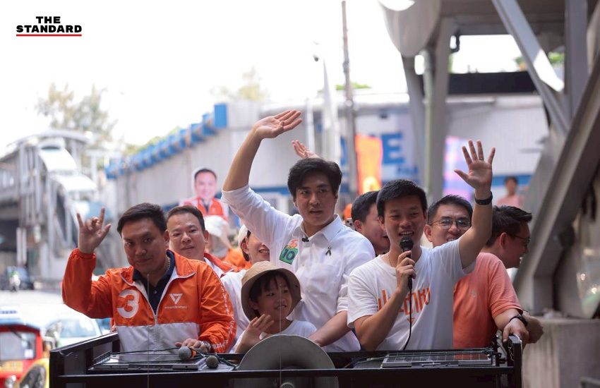 ภาพณัฐพงษ์ เรืองปัญญาวุฒิ และวีระยุทธ กาญจน์ชูฉัตร หาเสียงให้ชัยวัฒน์ สถาวรวิจิตร ผู้สมัครผู้ว่าฯ กทม. และผู้สมัคร ส.ก. พรรคประชาชน 2
