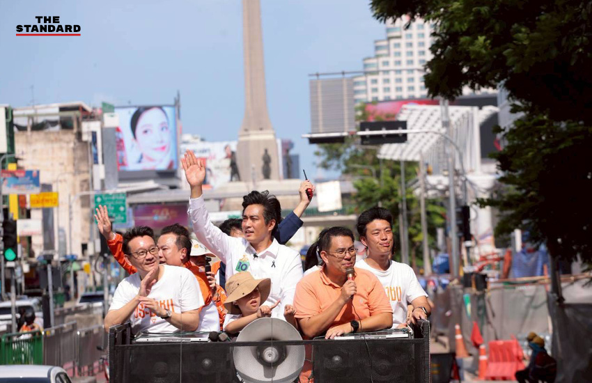 ภาพณัฐพงษ์ เรืองปัญญาวุฒิ และวีระยุทธ กาญจน์ชูฉัตร หาเสียงให้ชัยวัฒน์ สถาวรวิจิตร ผู้สมัครผู้ว่าฯ กทม. และผู้สมัคร ส.ก. พรรคประชาชน 4