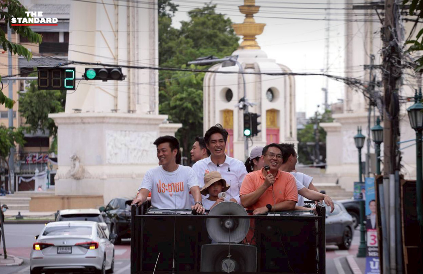 ภาพณัฐพงษ์ เรืองปัญญาวุฒิ และวีระยุทธ กาญจน์ชูฉัตร หาเสียงให้ชัยวัฒน์ สถาวรวิจิตร ผู้สมัครผู้ว่าฯ กทม. และผู้สมัคร ส.ก. พรรคประชาชน 5