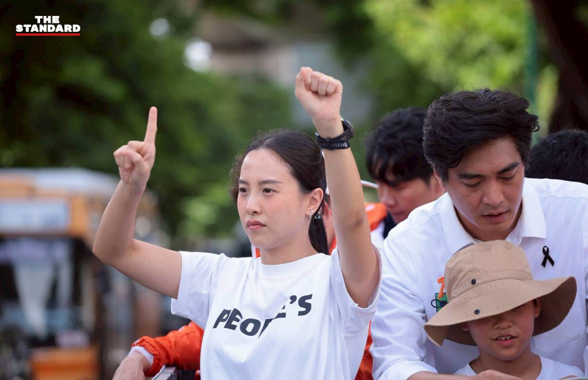 ภาพณัฐพงษ์ เรืองปัญญาวุฒิ และวีระยุทธ กาญจน์ชูฉัตร หาเสียงให้ชัยวัฒน์ สถาวรวิจิตร ผู้สมัครผู้ว่าฯ กทม. และผู้สมัคร ส.ก. พรรคประชาชน 6