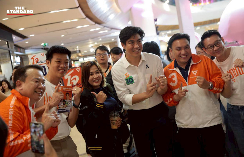 ภาพณัฐพงษ์ เรืองปัญญาวุฒิ และวีระยุทธ กาญจน์ชูฉัตร หาเสียงให้ชัยวัฒน์ สถาวรวิจิตร ผู้สมัครผู้ว่าฯ กทม. และผู้สมัคร ส.ก. พรรคประชาชน 9