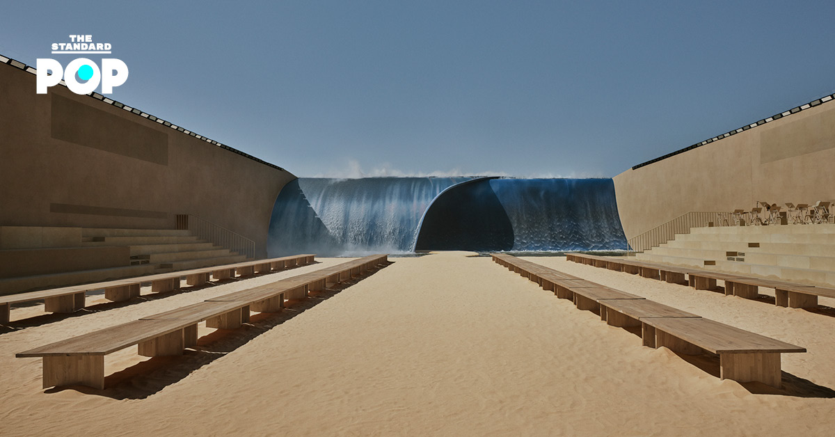 ภาพรันเวย์ Louis Vuitton Men’s Spring/Summer 2027 ที่ออกแบบเป็นคลื่นยักษ์กลางหาดทราย