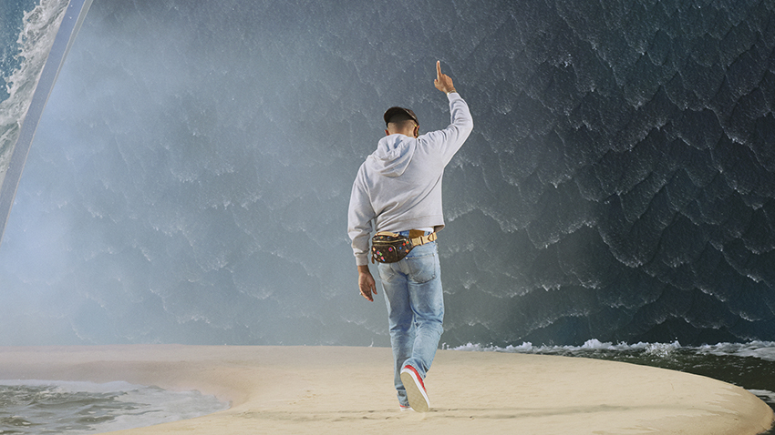 ภาพรันเวย์ Louis Vuitton Men’s Spring/Summer 2027 ที่ออกแบบเป็นคลื่นยักษ์กลางหาดทราย 4