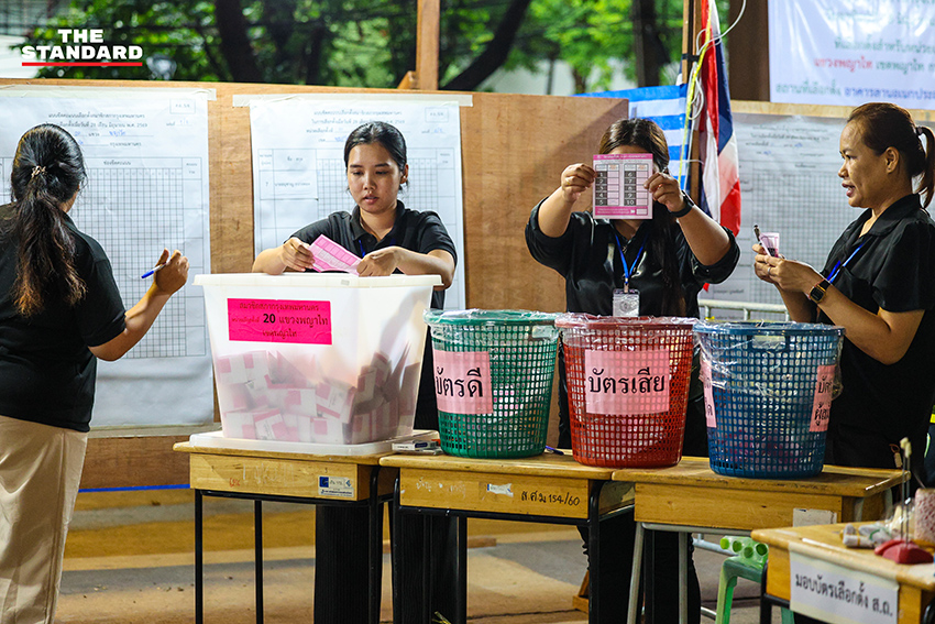 เจ้าหน้าที่ กปน. กำลังนับคะแนนเลือกตั้งในหน่วยเลือกตั้ง 5