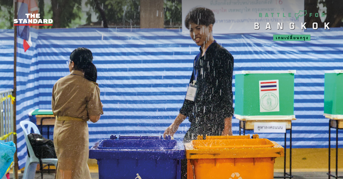ประชาชนกำลังใช้สิทธิ์เลือกตั้งท่ามกลางสายฝนที่เขตพญาไท