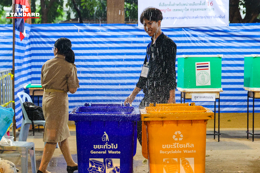 ประชาชนกำลังใช้สิทธิ์เลือกตั้งท่ามกลางสายฝนที่เขตพญาไท 1