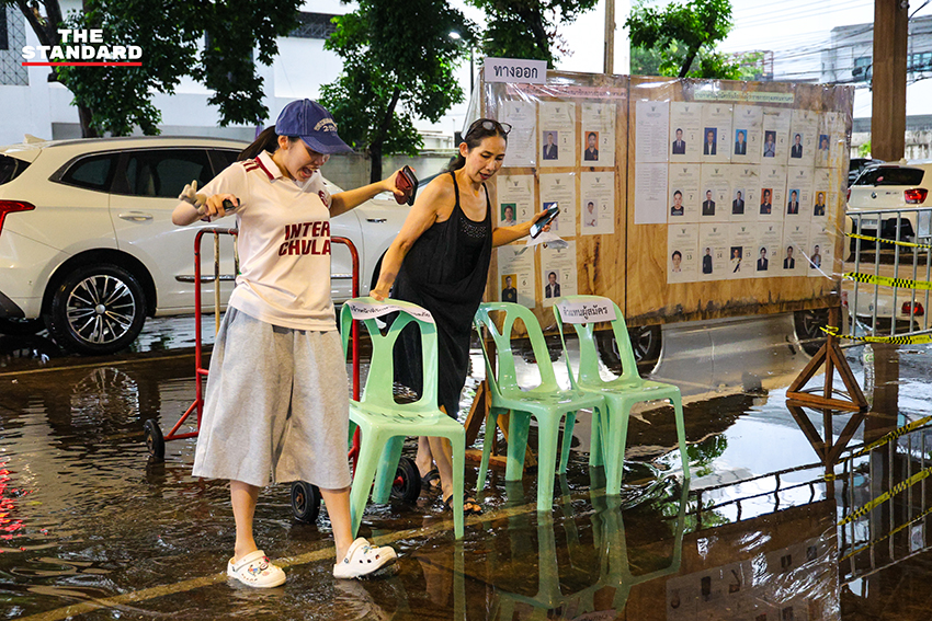 ประชาชนกำลังใช้สิทธิ์เลือกตั้งท่ามกลางสายฝนที่เขตพญาไท 3