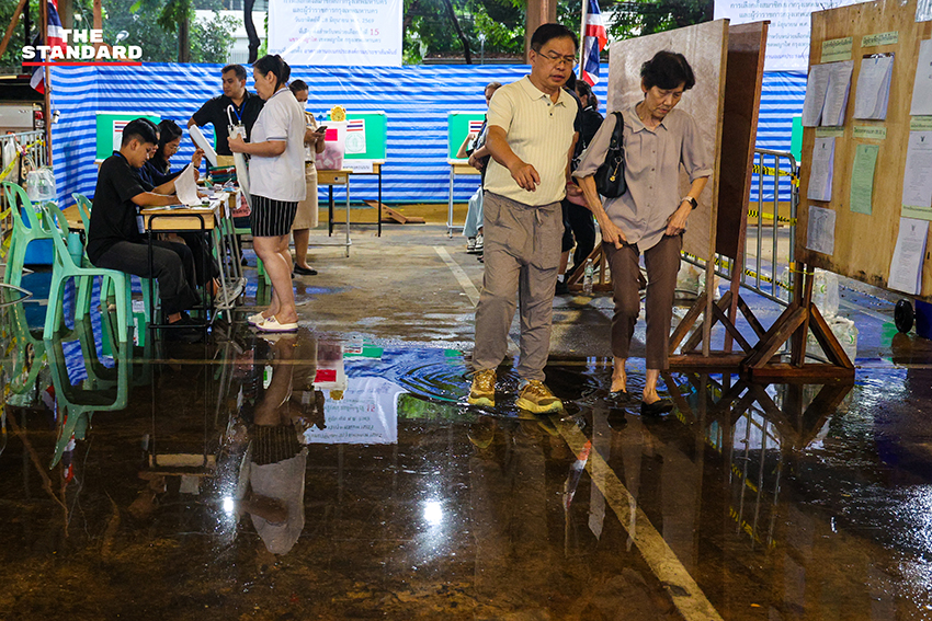 ประชาชนกำลังใช้สิทธิ์เลือกตั้งท่ามกลางสายฝนที่เขตพญาไท 4