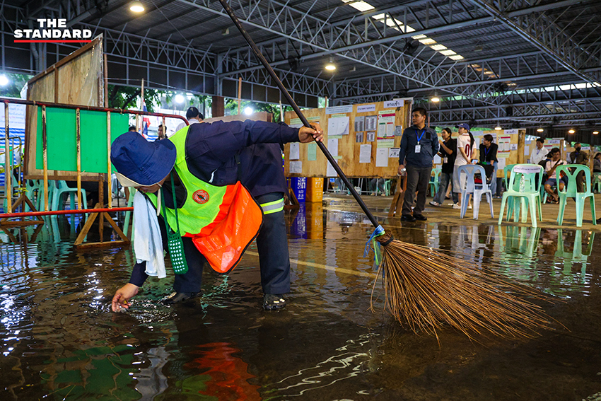 ประชาชนกำลังใช้สิทธิ์เลือกตั้งท่ามกลางสายฝนที่เขตพญาไท 5