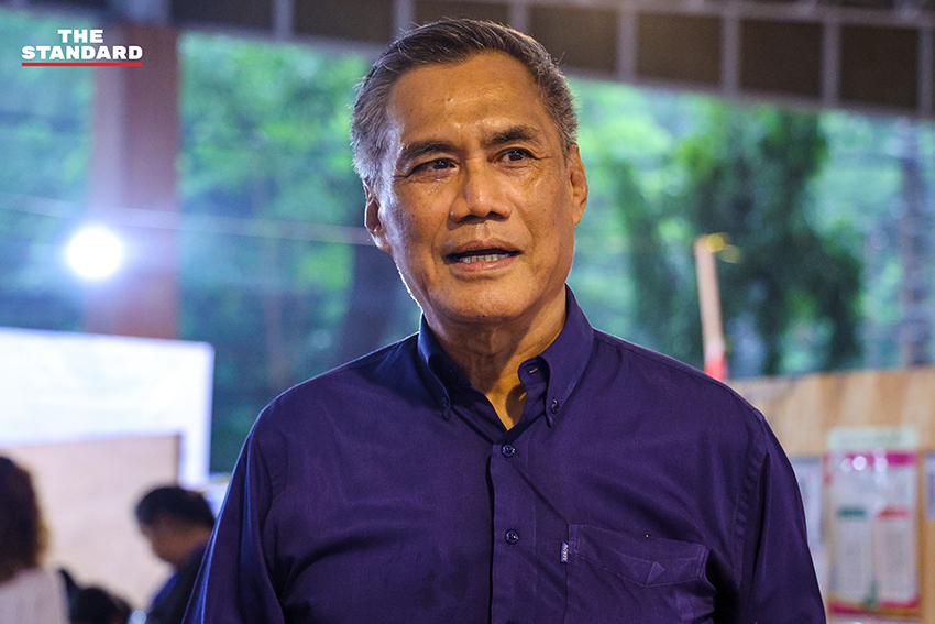 ประชาชนกำลังใช้สิทธิ์เลือกตั้งท่ามกลางสายฝนที่เขตพญาไท 6