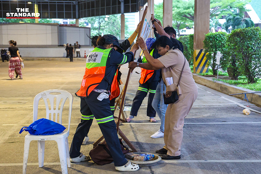 ประชาชนกำลังใช้สิทธิ์เลือกตั้งท่ามกลางสายฝนที่เขตพญาไท 7