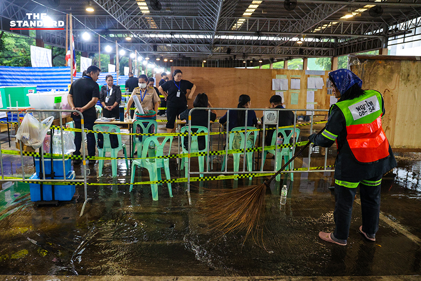 ประชาชนกำลังใช้สิทธิ์เลือกตั้งท่ามกลางสายฝนที่เขตพญาไท 8