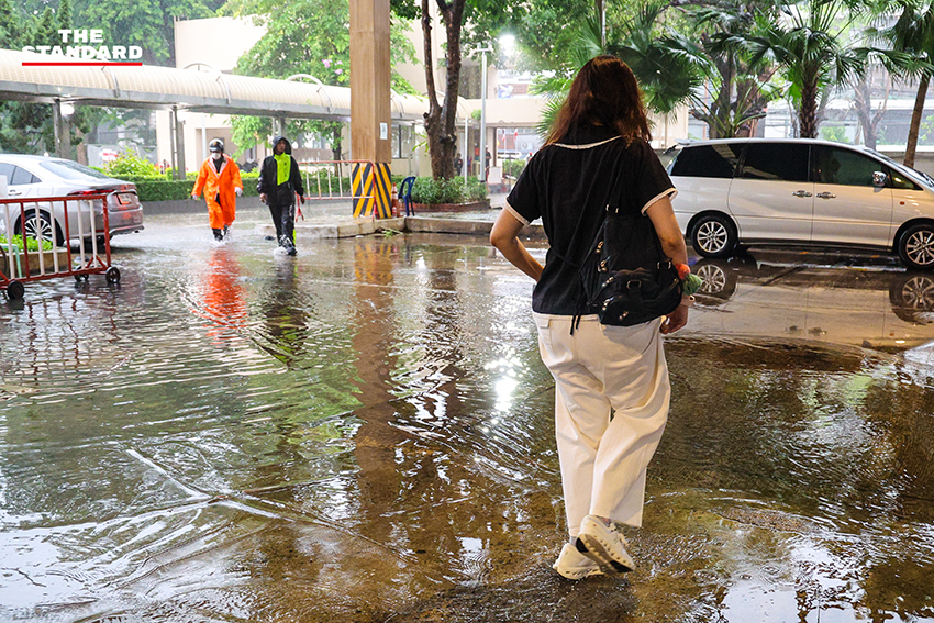 ประชาชนกำลังใช้สิทธิ์เลือกตั้งท่ามกลางสายฝนที่เขตพญาไท 9