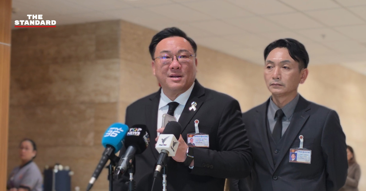 จุลพันธ์ อมรวิวัฒน์ รัฐมนตรีว่าการกระทรวงแรงงาน กำลังให้สัมภาษณ์สื่อมวลชน