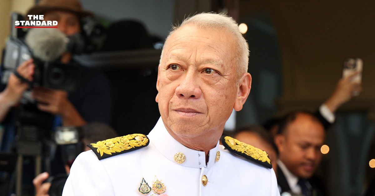 พิพัฒน์ รัชกิจประการ รองนายกรัฐมนตรีและรัฐมนตรีว่าการกระทรวงคมนาคม กำลังให้สัมภาษณ์
