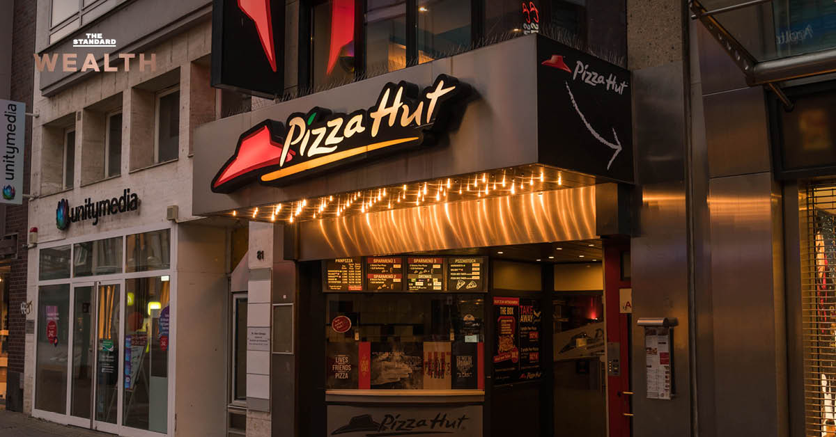 ภาพร้าน Pizza Hut ที่มีโลโก้และหลังคาสีแดงอันเป็นเอกลักษณ์