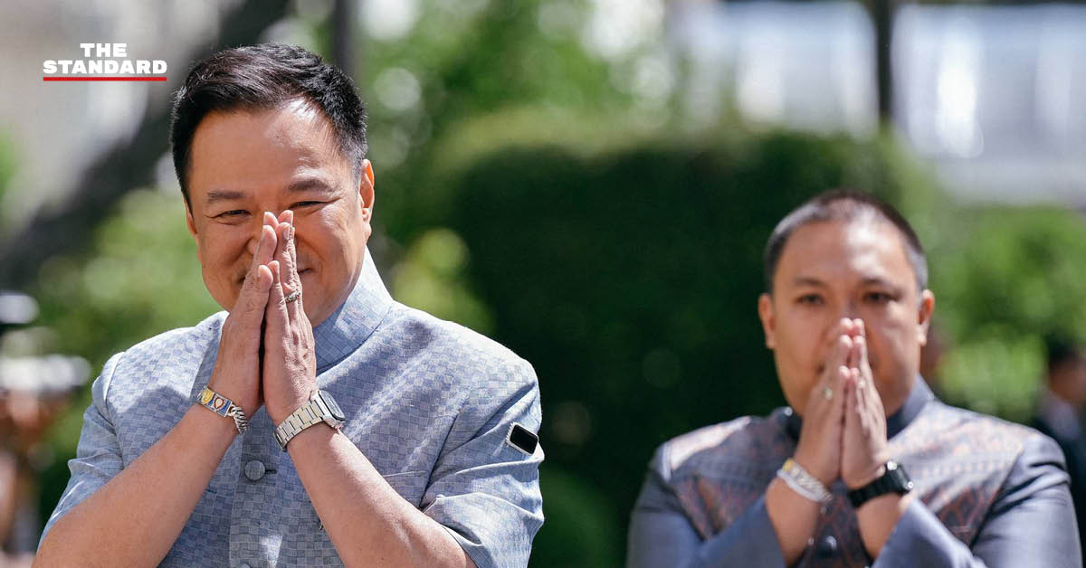 ภาพนายกรัฐมนตรีอนุทิน ชาญวีรกูล ยิ้มและโบกมือทักทายสื่อมวลชนขณะเดินทางเข้าทำเนียบรัฐบาล