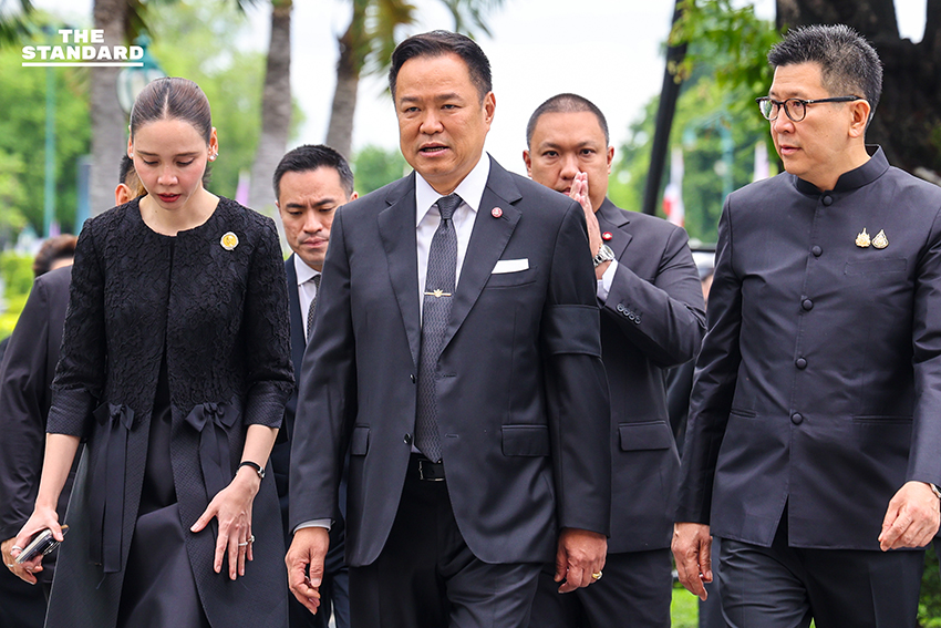 ภาพบรรยากาศทำเนียบรัฐบาลลดธงครึ่งเสาและเจ้าหน้าที่สวมชุดดำถวายความอาลัย 1