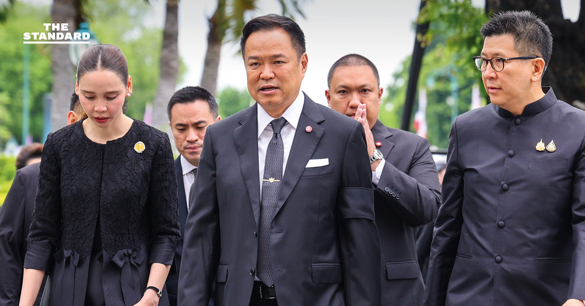 ภาพบรรยากาศทำเนียบรัฐบาลลดธงครึ่งเสาและเจ้าหน้าที่สวมชุดดำถวายความอาลัย