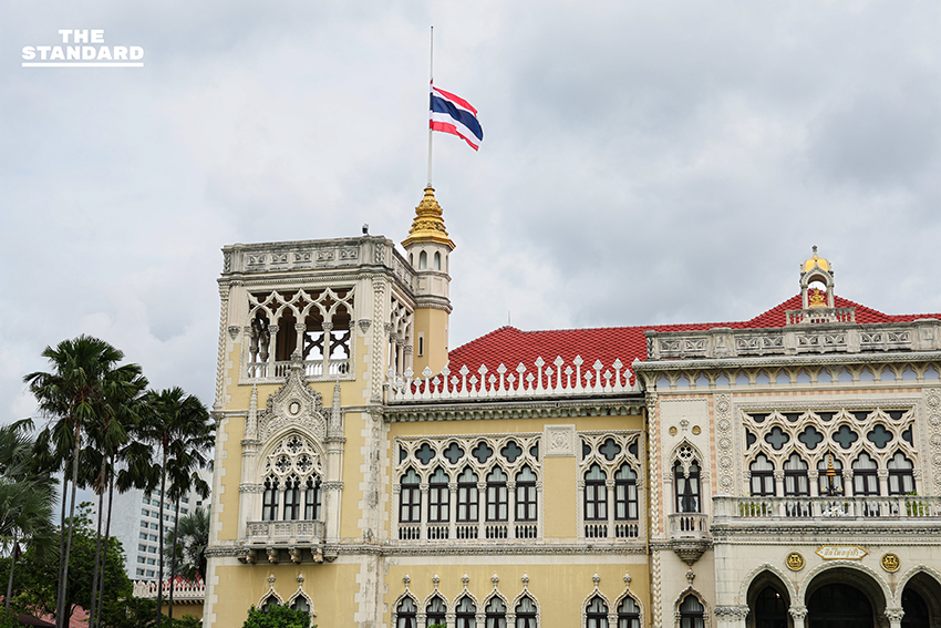 ภาพบรรยากาศทำเนียบรัฐบาลลดธงครึ่งเสาและเจ้าหน้าที่สวมชุดดำถวายความอาลัย 2