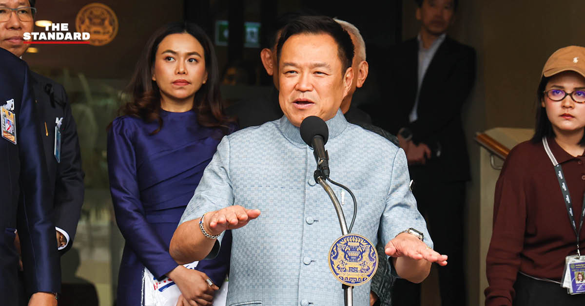 นายอนุทิน ชาญวีรกูล นายกรัฐมนตรีและรัฐมนตรีว่าการกระทรวงมหาดไทย ให้สัมภาษณ์สื่อมวลชน