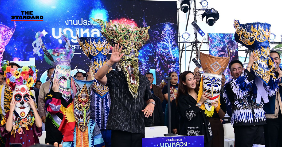 นายกรัฐมนตรีสวมหน้ากากผีตาโขนในพิธีเปิดงานประเพณีบุญหลวงและผีตาโขน จังหวัดเลย
